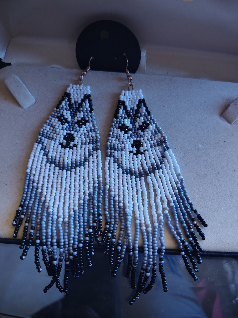 ✨ 🐺NEW Handmade Beaded Husky / Wolf Fringe Earrings Animal Seed Bead🐺